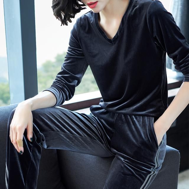 膝盖怕凉的老婆，秋季从不穿裙子，只穿这显瘦套装，洋气超减龄