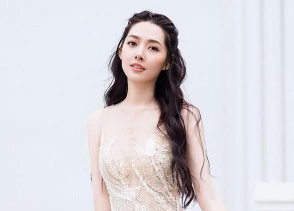  蓬松@女人留直发和卷发，哪个更显脸小？挑对了更显瘦，减龄有气质！