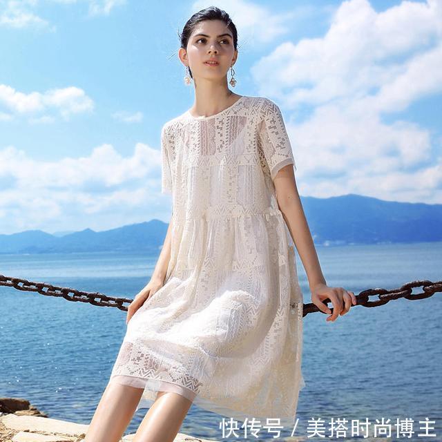 镂空蕾丝连衣裙，清新妩媚两不误