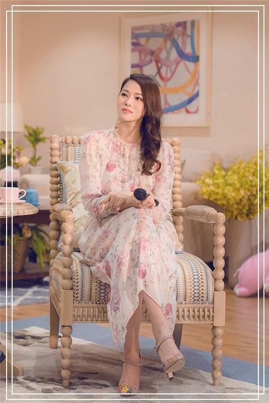 伊能静真能装!49岁穿19岁小姑娘衣服,网友直呼:完全换了一个人