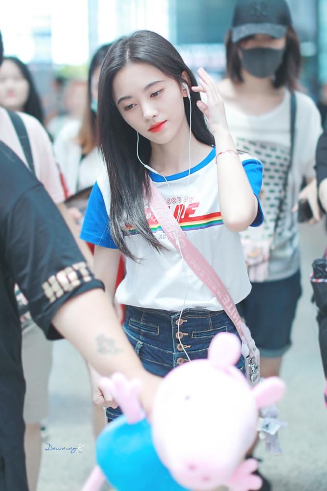 鞠婧祎身穿高腰牛仔短裤短到尽头，黑色打底裤都漏出来了