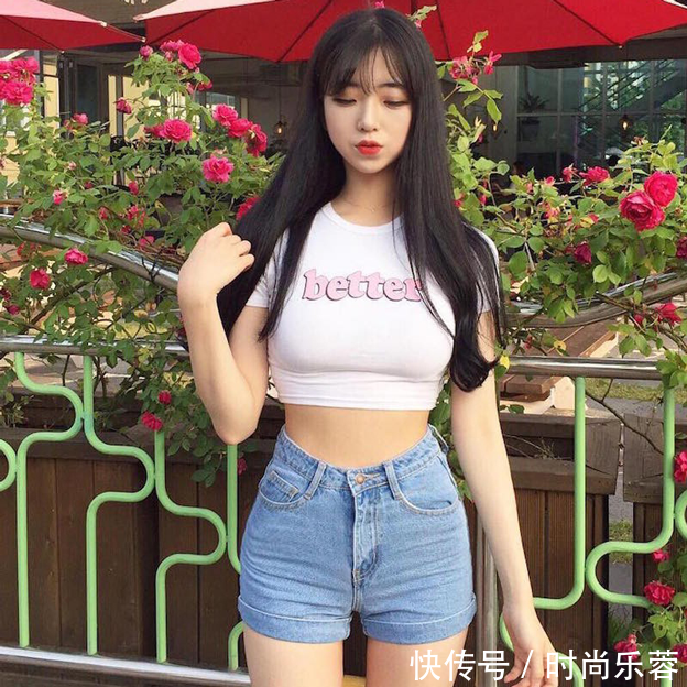 街拍:紧身裤美女穿街头风格,展示苗条的身材!