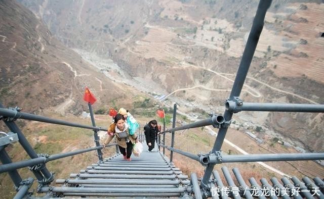 #钢梯#四川“悬崖村”不愿搬,获6亿资助后修建钢梯,如今变成咋样了?