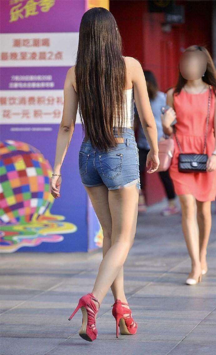 街拍: 穿紧身牛仔短裤的高挑小姐姐, 好身材挡不住的