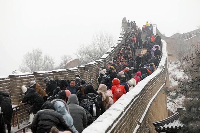 八达岭降雪 长城变“雪滑梯”