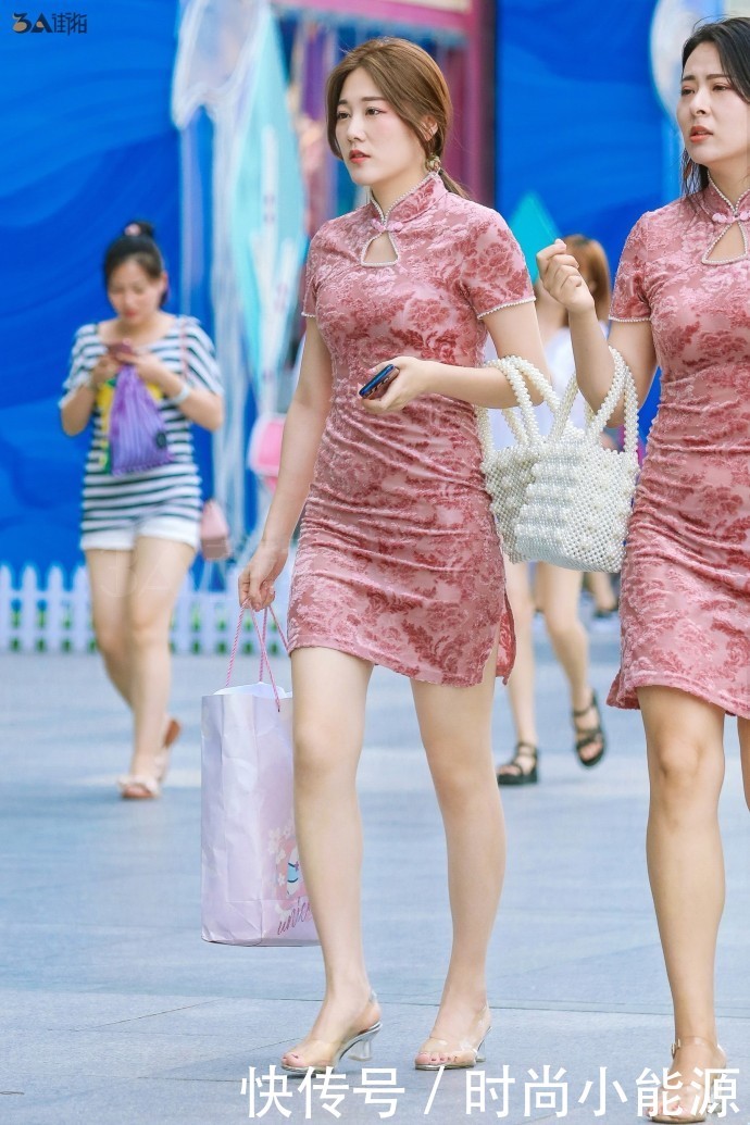 路人街拍，穿旗袍的女人才是最性感的！