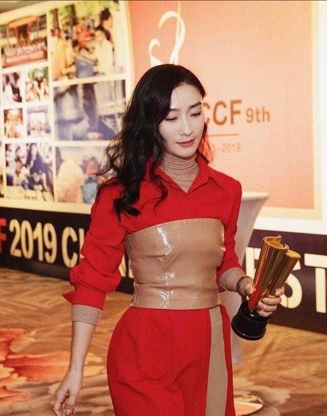 『 花纹图案』丸子头搭配抹胸连衣裙,露背真吸睛,陶昕然34岁反而更加美丽动人