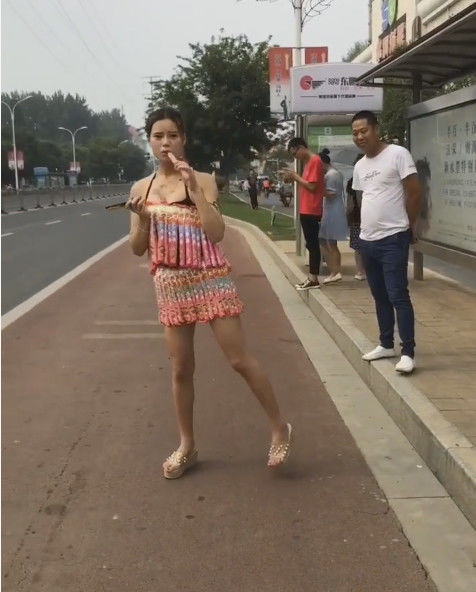 美女身穿冰棒衣在公交站等车，2018最时尚的防暑神器！