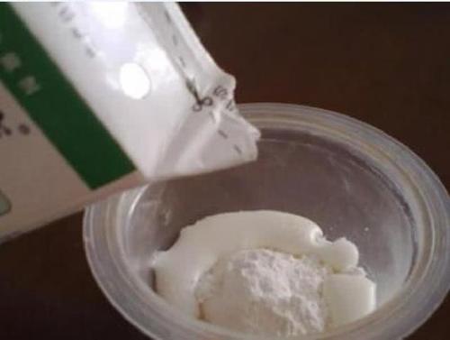 同事40岁大姐皮肤干净细腻,只用家中一小物敷脸,半月斑点皱纹消