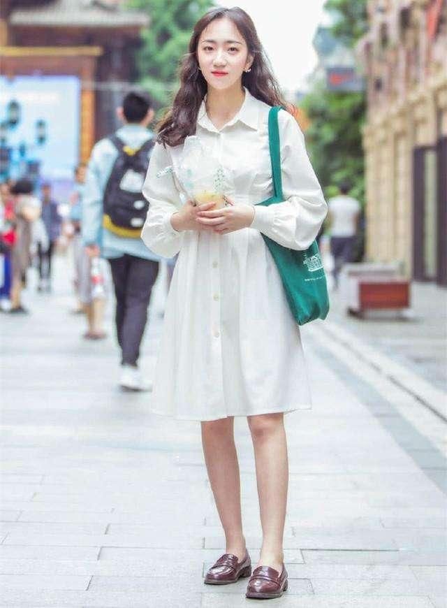 街拍:连衣裙才是7月最好的，图二小姐姐很青涩是大学生吗?