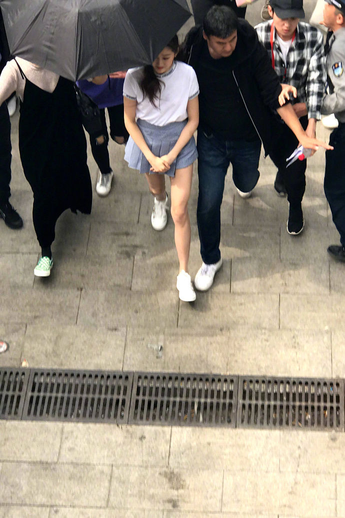 关晓彤短裙秀大美腿,路人下高位视角都这么长