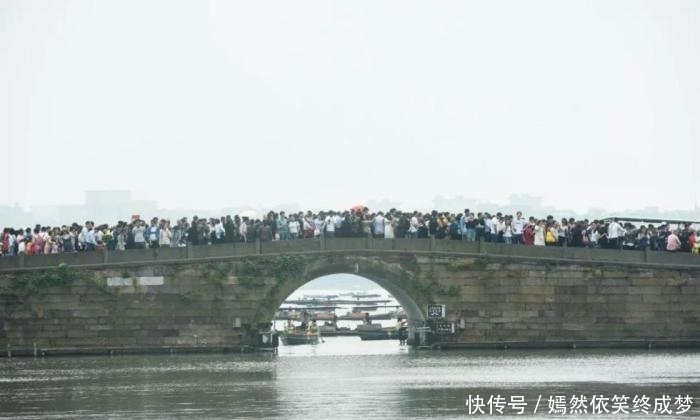 60万游客挤爆西湖，小伙伴们都被挤“哭”了，游客：我想回家！