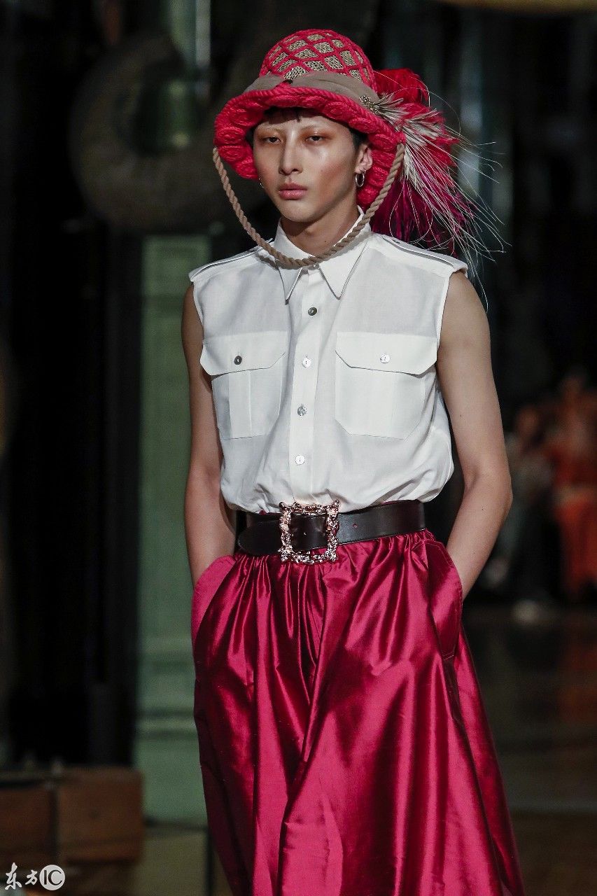 请问:美女，穿着这样的衣服出门是不是回头率特别高?哈哈哈