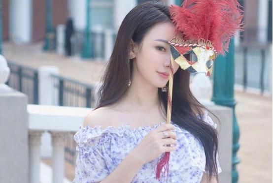 柳岩现身澳门街头，长发披肩看起来年轻了二十岁