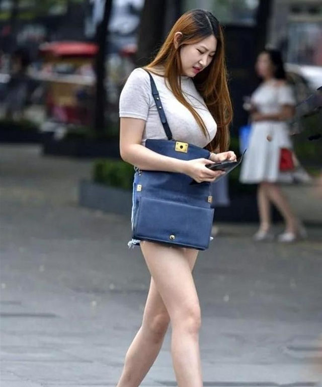 『小姐姐』路人街拍,连衣裙小姐姐,网友:小姐姐的腿还是蛮好看的