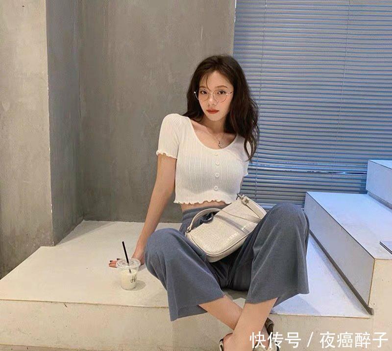 『博主』美到了极致！时尚博主展示显甜又显性感的穿搭，减龄还有高级感