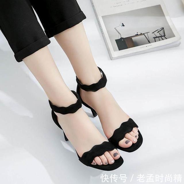 足踝:一字带高跟凉鞋美丽出众,秀出性感的足踝线条
