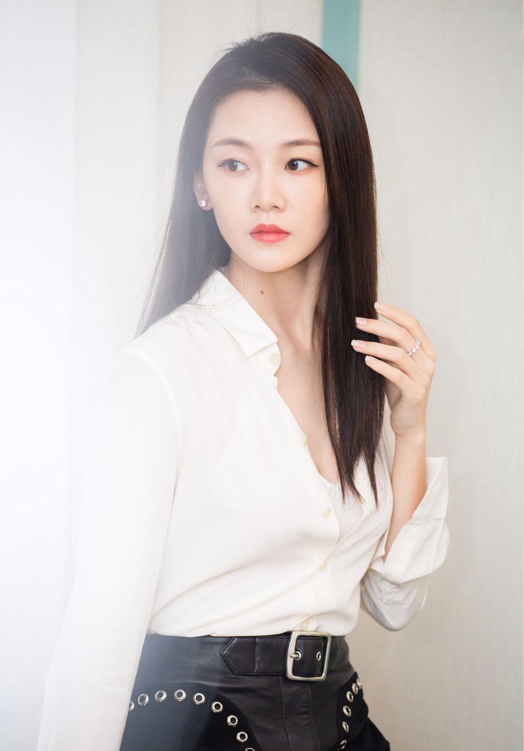 冯小刚好眼光，苗苗化妆亮相，好像年轻时候的徐帆！