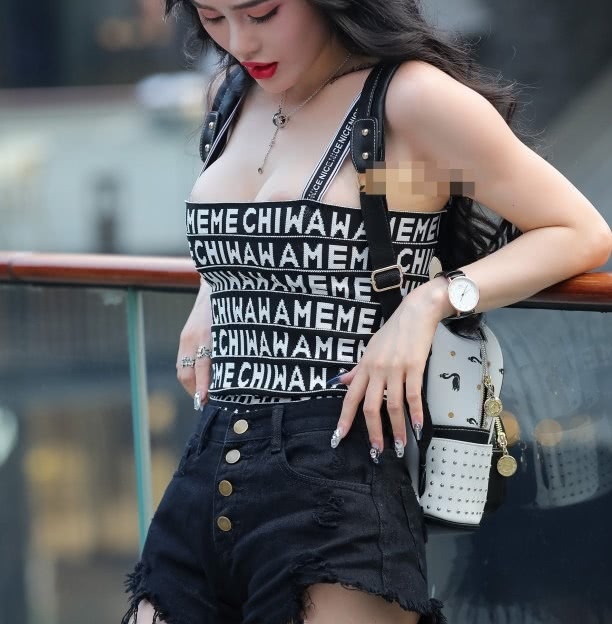 波浪卷长发小姐姐紧身裤穿出曼妙身姿，甜美的笑容让人看了着迷