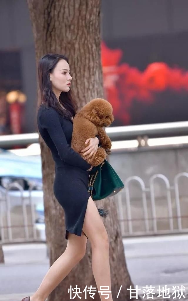  气质：高跟鞋展示了身材的美感，同时也衬托了时尚的性感