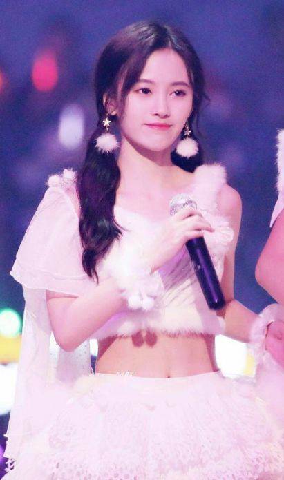 短裤短过头是什么感觉，鞠婧祎活脱脱像是个安全裤代言人！