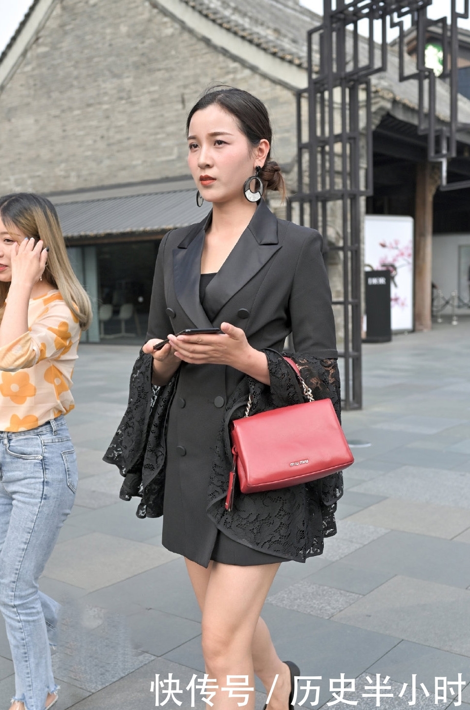  「美女」西装裙自带正式感，美女的西装裙加上蕾丝手袖设计，时尚又洋气