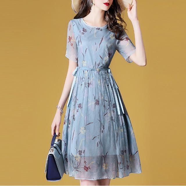 年逾50的妈被街坊邻居夸漂亮，只因穿高级素雅裙，嫩美十岁