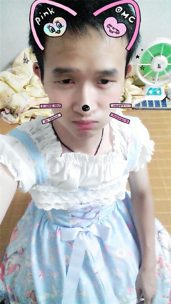 一个非常喜欢穿裙子的男孩,他是陈孝杰穿裙子