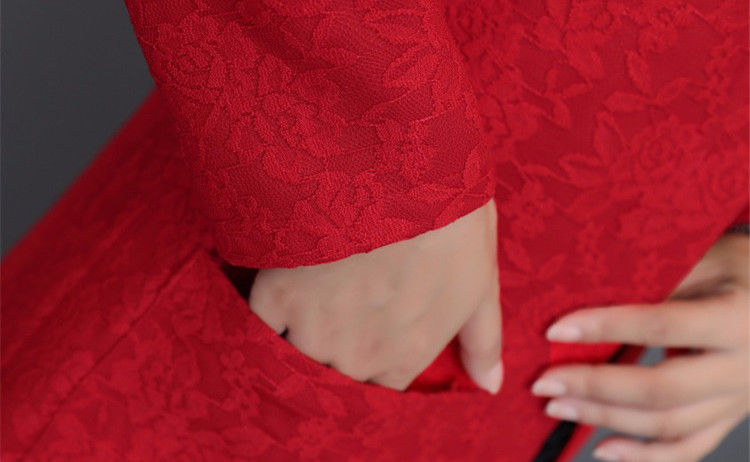 今年流行的薄风衣，50岁妈妈穿上美爆了，百件毛衣也不换