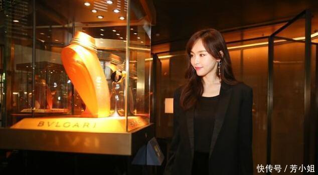 35岁唐嫣简直了，短裙短到尽头还敢穿，网友：敢坐下吗