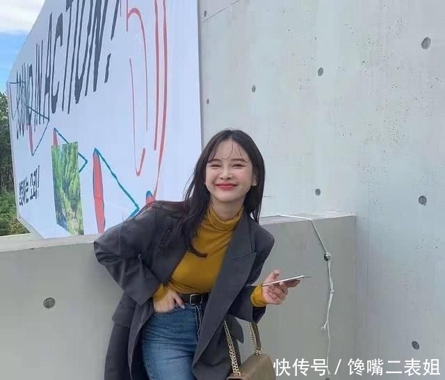  『宽松』女人过40少穿卫衣吧，掉档次！今年流行“百搭毛衣”，减龄又洋气