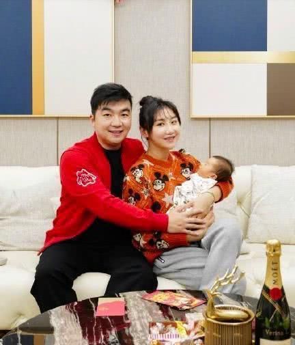  【咧嘴】何雯娜首晒女儿正面照，宝宝眯眼咧嘴甜笑，好萌好可爱