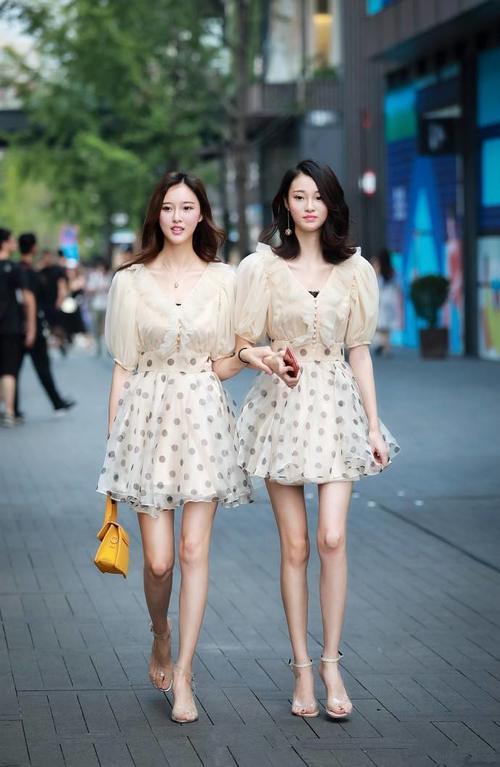 街拍，双胞胎小姐姐穿同款逛街，气质大相径庭，一个甜美一个高冷