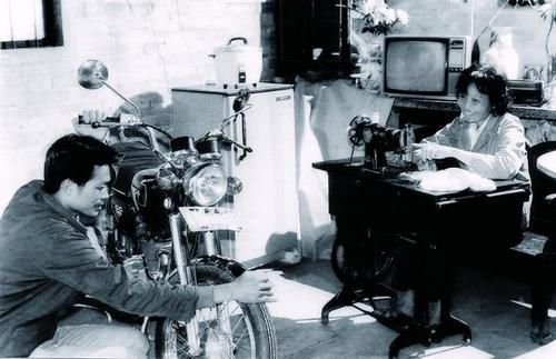  摄影师|50年，30余万张照片，这位广州摄影师用影像讲述社会发展