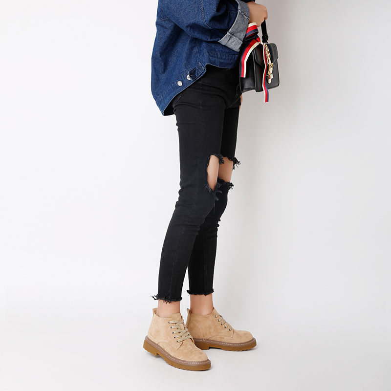 越来越多女人不穿凉鞋，穿新上女鞋，展现年轻活力