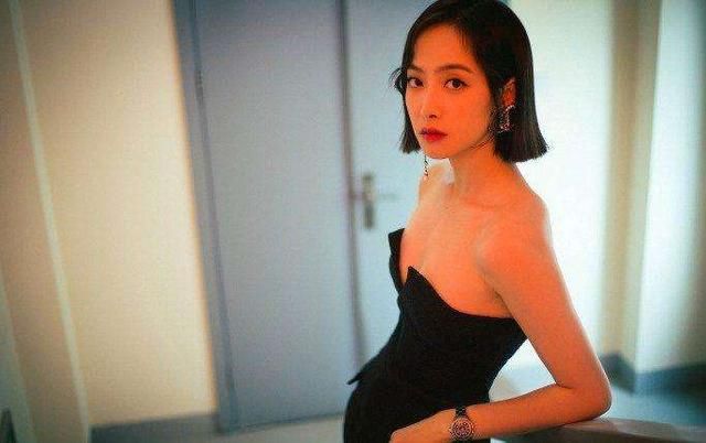 宋茜换风格了，穿上深V装，网友:太惊艳了!