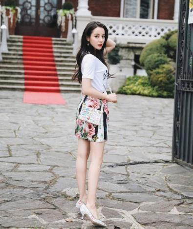 迪丽热巴的高跟鞋，再搭配上“蝴蝶臀”，堪称完美