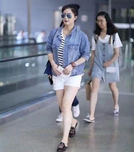 蒋欣最爱的绿叶红花的拖鞋,4次机场秀1次都