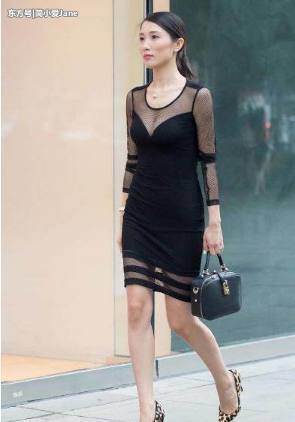 街拍：个性的深V领口包臀裙，从侧面看，好身材不经意间露了出来