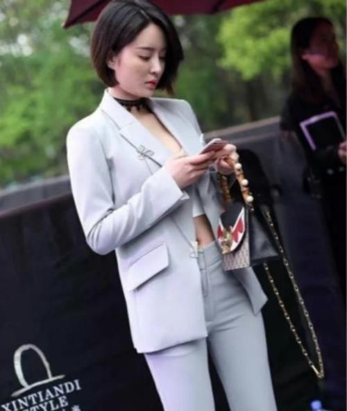「美女」街拍美女身穿职业装干练又时尚,身材颜值给满分,极其吸睛