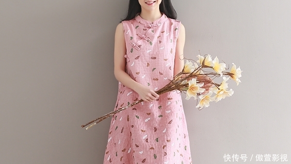  「漂亮」女人到了中年，身材很容易走样，一条漂亮优雅的“棉麻裙”拯救你
