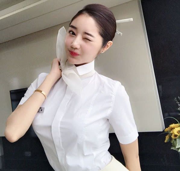 空姐健身练出完美腰臀比，一双长腿紧实有力，傲人身材展露无遗!