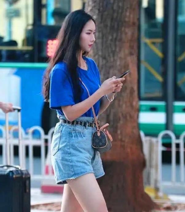  「美女」街拍：丹唇外朗的美女，一条黑色的连衣裙，魅力女神风采