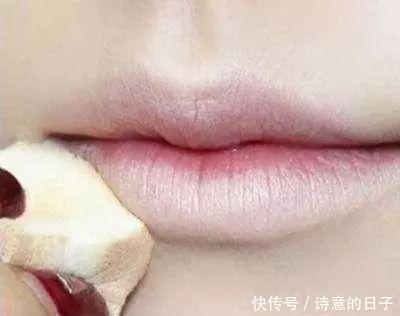  女生■涂口红时，最好避开4个“低级错误”，很多女生不懂，难怪老掉色