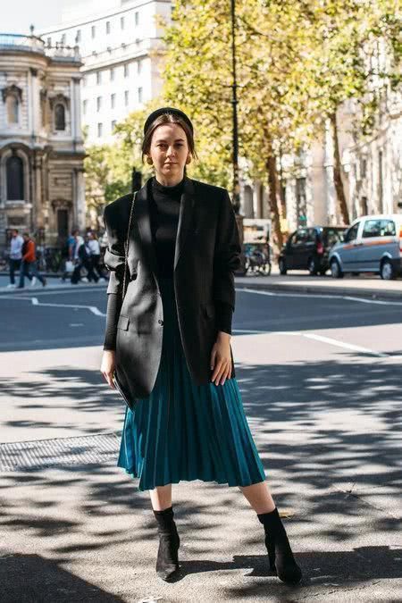  #气质#50岁女人穿衣不显老！记住这4条“穿衣法则”，时髦气质更显年轻！