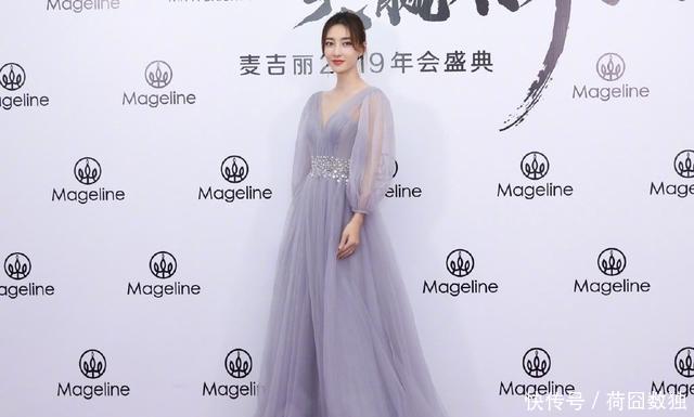  「王丽坤」“素颜女神”王丽坤机场晒照，粉色衬衣搭牛仔裤，这也太“素”了
