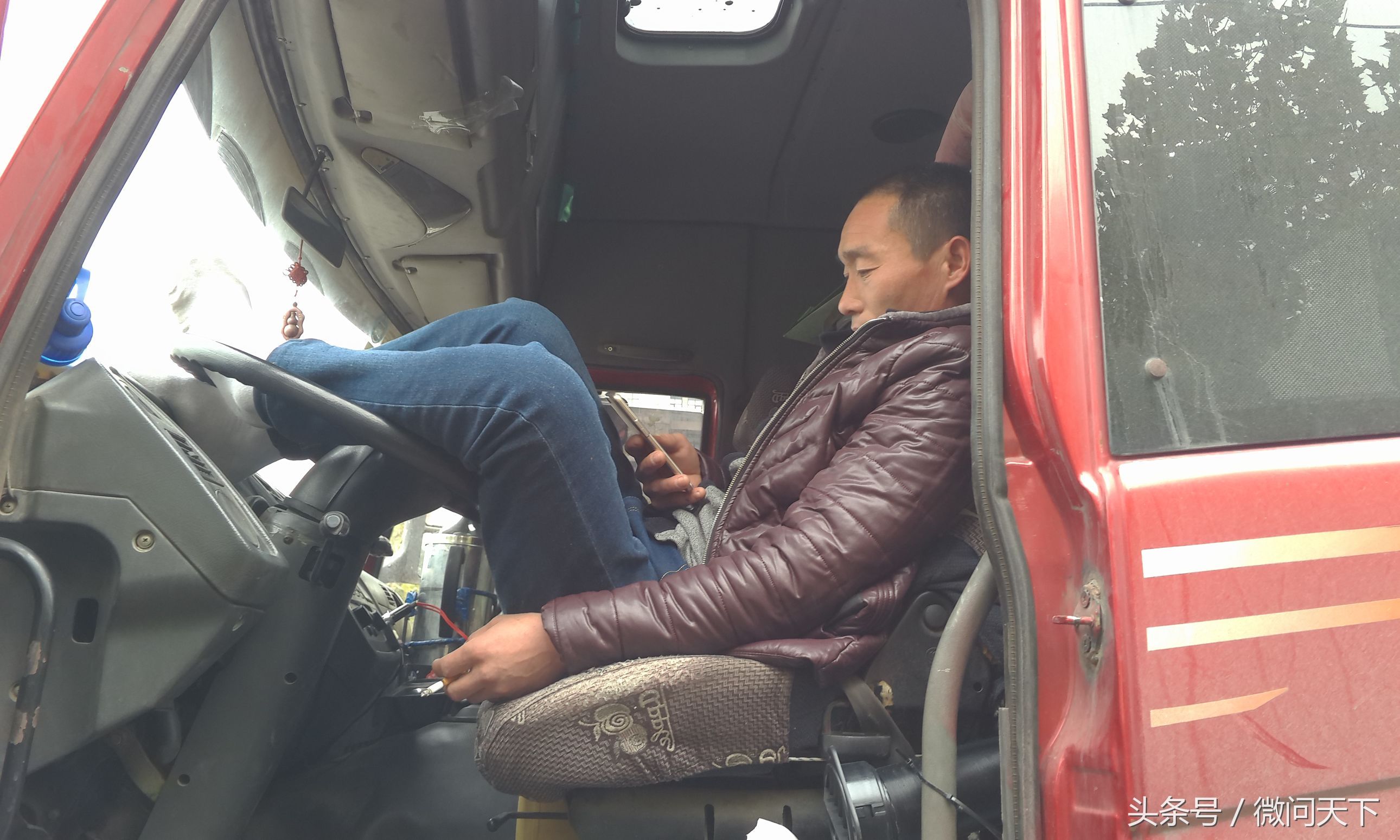 跑运输的大货车为了拉货昼夜排队1公里,大冬天