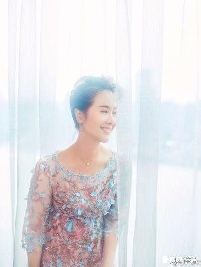 左小青穿着裸色透明裙真的很美