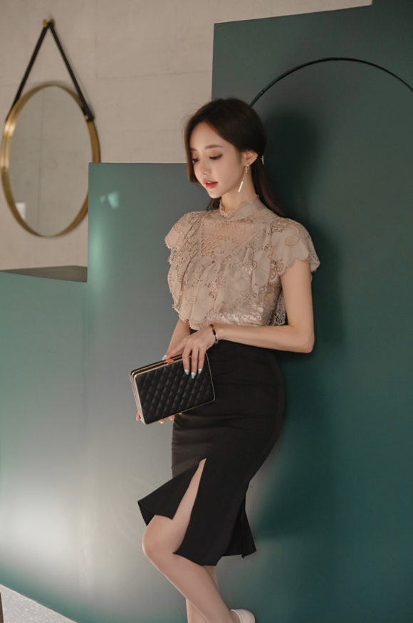 女神孙允珠，荼蘼姜茶浅棕磨砂雕纹刺绣衫