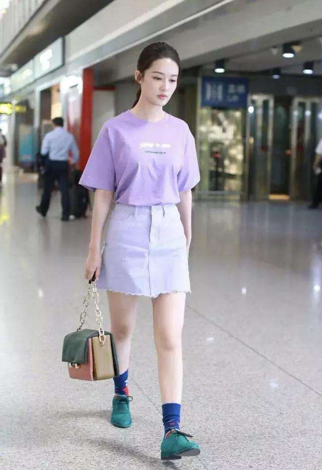 李沁喜欢穿短裙也实在太短了, 难怪一直用包包挡住 网友: 太大胆
